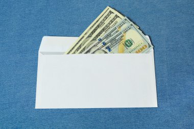 Dolar beyaz bir zarf içinde.