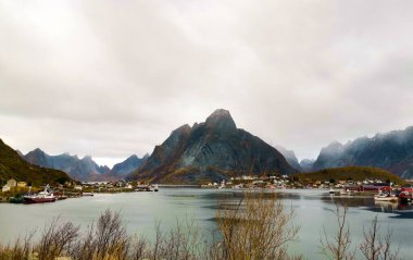 Lofoten 'deki göller ve dağlar 