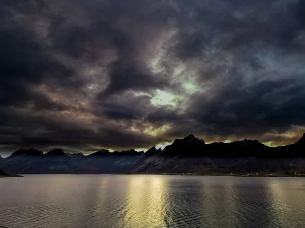 Отражение Солнца Горы Море — стоковое фото
