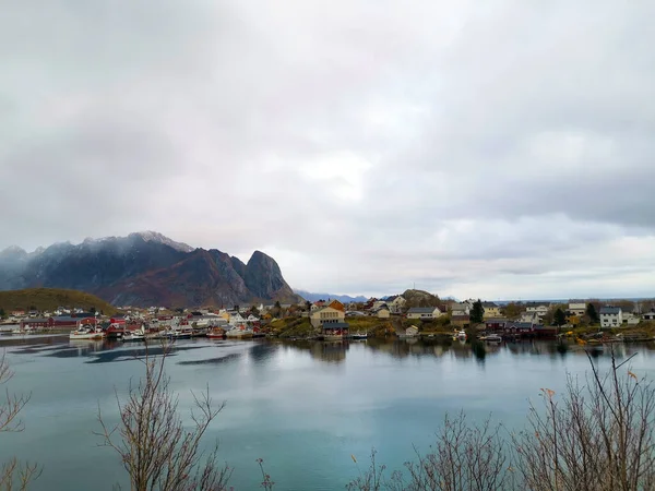 Θάλασσα Και Βουνά Στο Lofoten — Φωτογραφία Αρχείου