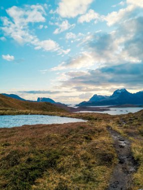 Dağlar ve göller arasında yürürken