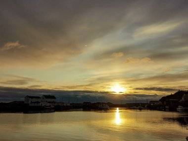 Lofoten 'daki suda gündoğumu yansımaları 