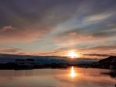 Lofoten 'daki suda gündoğumu yansımaları 