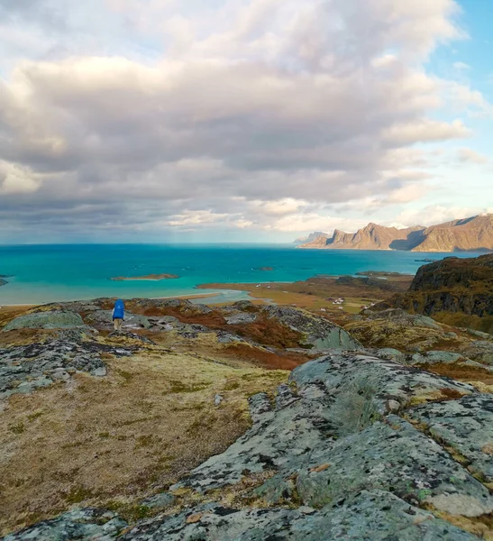 挪威Lofoten 2019年10月31日 人类下山去海滩 — 图库照片