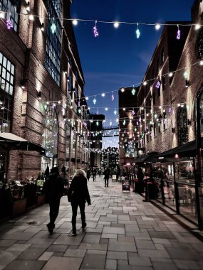 Oslo, Norveç. Kasım 01, 2019 Aydınlanmış sokaklarda gece yürüyüşü