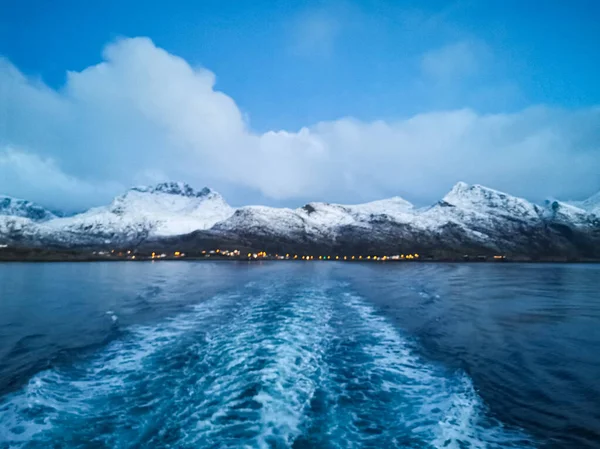 从海上俯瞰白雪覆盖的群山 — 图库照片