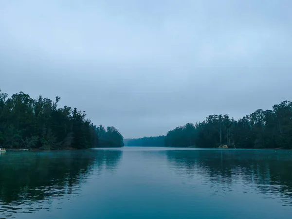 Chmurny Dzień Nad Jeziorem — Zdjęcie stockowe
