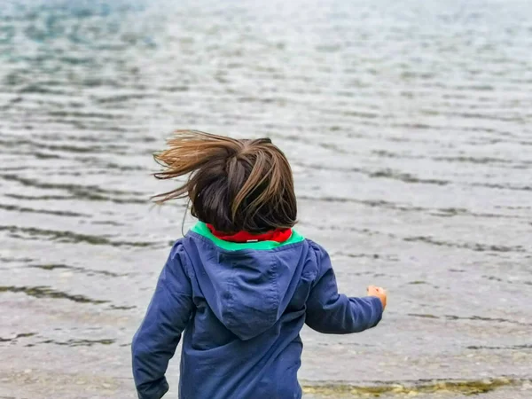 Çocuk Göle Koşuyor — Stok fotoğraf