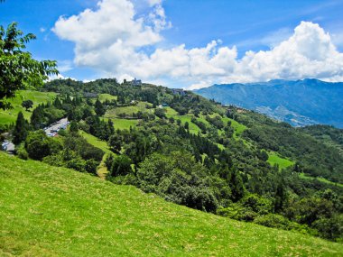 Dağlar yatay, mavi gökyüzü, Tayvan