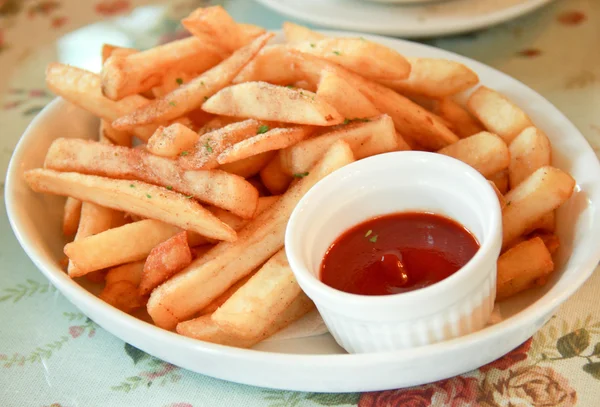 Batatas fritas frescas com ketchup (molho de tomate ) — Fotografia de Stock