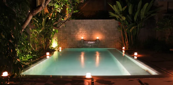 Havuz Villa mum ışığı ile