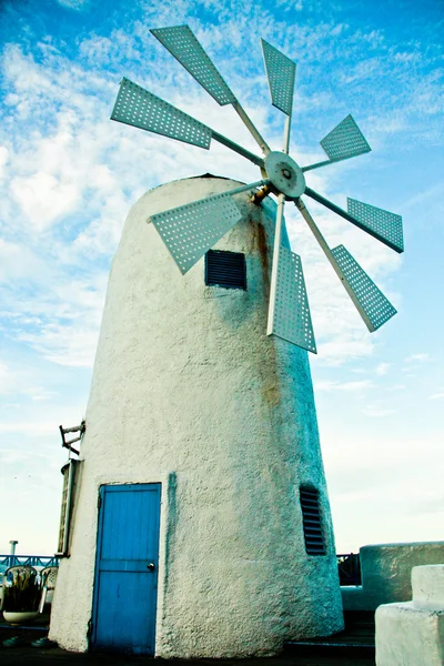 Molino de viento con estilo mediterráneo Imágenes De Stock Sin Royalties Gratis