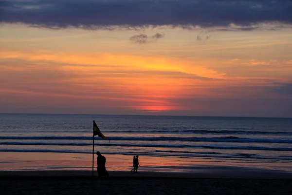 Aşıklar, Bali, Endonezya yürüme ile güzel gün batımı