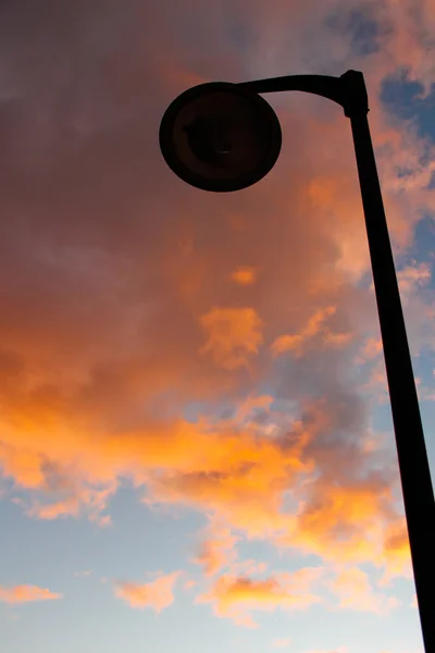 Gul blå Sunrise himlen med solljus med gatubelysning — Stockfoto