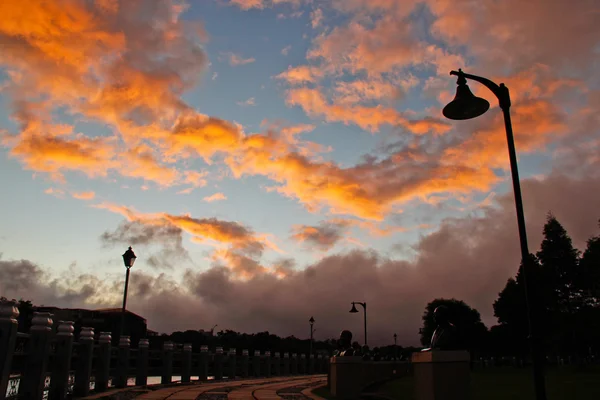 Sarı Mavi gündoğumu gökyüzü güneş ışığı ile sokak ışıkları ile