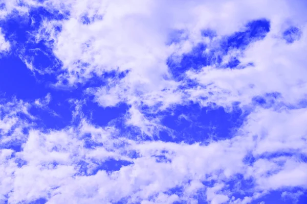 Wolken in de heldere blauwe hemel — Stockfoto