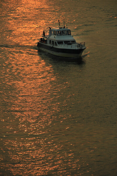 Паром, лодка на закате
