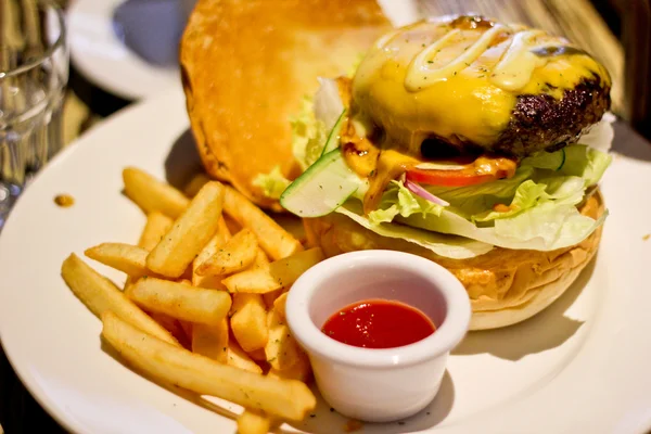 Hamburguesa americana tradicional, papas fritas recién hechas Imágenes de stock libres de derechos