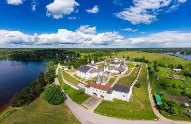 Ferapontov Belozersky erkek manastırı XV yüzyıl. Borodaevsky Gölü kıyısında bulunan tapınak kompleksi. Rus Ortodoks Kilisesi. Kirillov. Vologda Bölgesi. Rusya
