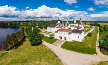 Ferapontov Belozersky erkek manastırı XV yüzyıl. Borodaevsky Gölü kıyısında bulunan tapınak kompleksi. Rus Ortodoks Kilisesi. Kirillov. Vologda Bölgesi. Rusya