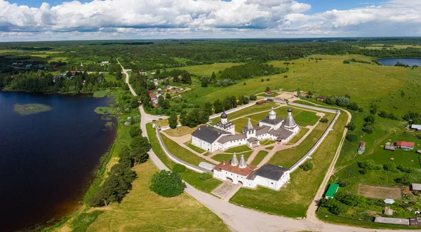从空中俯瞰15世纪的Ferapontov Belozersky男修道院。波洛达斯基湖岸边的寺庙建筑群。俄罗斯东正教会。Kirillov 。Vologda地区。俄罗斯 — 图库照片