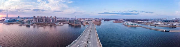 Luchtfoto Panoramisch uitzicht op de avond St. Petersburg en Cable-stayed brug over Petrovsky fairway. Westelijke hogesnelheidsdiameter WHSD bij zonsondergang. Moderne snelweg langs de Neva rivier in een zomerse dag. Rusland. — Stockfoto