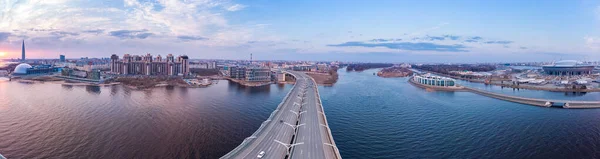 Luchtfoto Panoramisch uitzicht op de avond St. Petersburg en Cable-stayed brug over Petrovsky fairway. Westelijke hogesnelheidsdiameter WHSD bij zonsondergang. Moderne snelweg langs de Neva rivier in een zomerse dag. Rusland. Rechtenvrije Stockafbeeldingen