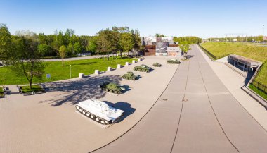 Güneşli yaz gününde Leningrad Kuşatması 'nda müzenin diyorama dönüm noktasında hava panoramik görüntüsü. Anıt Sovyet tankları KV-1, BT-5, T-38, -26, KV-1S. Kirovsk, Leningrad Bölgesi, Rusya.