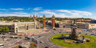 Barcelona, Katalonya, İspanya - 26 JUlY 2019: Placa dEspanya veya Plaza de Espana 'nın havadan çatı manzarası, İspanya Meydanı ve Montjuic Çeşmesi yaz güneşli bir günde. Arkaplanda Ulusal Sanat Müzesi
