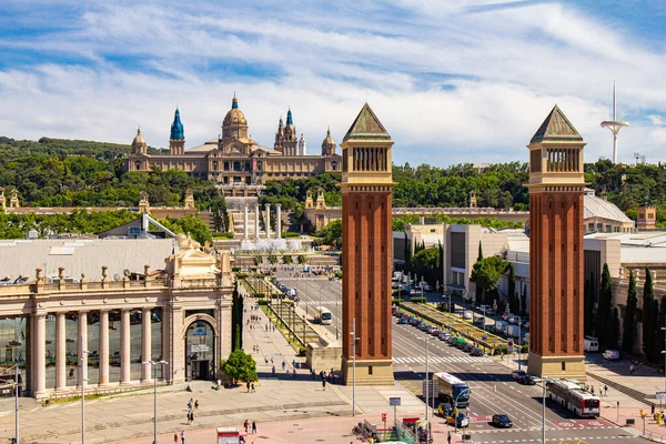 바르셀로나, 카탈루냐, 스페인 - 26 JUlY 2019: Aerial rooftop view of Placa dEspanya or Plaza de Espana, Spanish Square and Fountain of Montjuic in summer sunshine day. National Museum of Art 배경 — 스톡 사진