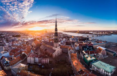 Riga, Daugava nehri rıhtımının havadan panoramik görüntüsü. Ünlü Landmark - Aziz Peters Kilisesi Kulesi ve Şehir Katedrali Kilisesi, Eski Şehir Anıtı. Letonya, Avrupa. İHA 'dan çekilen