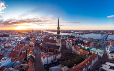 Riga, Daugava nehri rıhtımının havadan panoramik görüntüsü. Ünlü Landmark - Aziz Peters Kilisesi Kulesi ve Şehir Katedrali Kilisesi, Eski Şehir Anıtı. Letonya, Avrupa. İHA 'dan çekilen