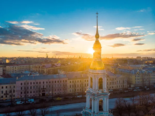 Vista aérea superior para a Catedral do Mar Naval de São Nicolau em dia ensolarado. Panorama do centro histórico da cidade à noite. Igreja ortodoxa localizada nas margens do canal de Kryukov e Griboyedov. São Petersburgo. Rússia — Fotografia de Stock