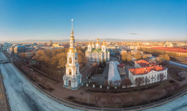 Luftaufnahme der St. Nicholas Naval Sea Cathedral bei sonnigem Wetter. Panorama des historischen Stadtzentrums am Abend. Die orthodoxe Kirche befindet sich am Ufer des Krjukow und Gribojedow-Kanals. Sankt Petersburg. Russland — Stockfoto