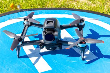 Moskova Rusya - 30 Mayıs 2021: İniş pistinde yeni DJI FPV insansız hava aracı görüntüsü. 4K 60 fps Dijital Kamera ve Uzaktan Kumandalı Uav Dörtlü Helikopteri. Güneşli yaz gününde seyahat.
