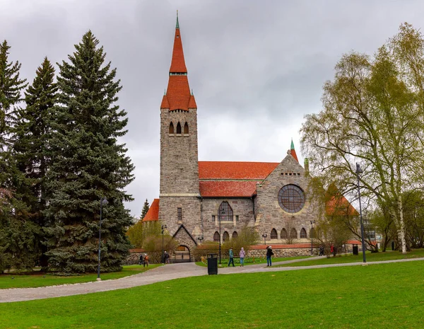 A catedral medieval de Tampere, na Finlândia Tampereen tuomiokirkko, sueca Tammerfors domkyrka, é uma igreja de São João. O famoso marco foi construído entre 1902 e 1907 em estilo romantismo nacional. — Fotografia de Stock