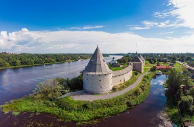 Günbatımında Staraya Ladoga 'daki ünlü ortaçağ kalesinin hava panoramik görüntüsü. Güneşli bir yaz gününde Volkhov Nehri 'ndeki antik Rus tarihi kalesi. Avrupa, Rusya, Leningrad bölgesi, St. Petersburg.