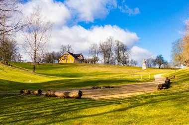Sonbaharda göl kıyısındaki Eski Köy Evi 'ne güzel bir manzara. Ünlü Letonya tatil beldesi Sigulda, Letonya, Vidzeme Region, Picturesque yakınlarındaki kırsal alan Avrupa Turaida Müzesi Rezervi 'ne aittir.