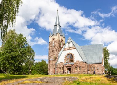 1912 'de mimar Joseph Stenback tarafından tasarlanan eski kilise kirki Raislya, güneşli yaz günlerinde Fin ulusal romantizmi tarzında tasarlanmıştır. Melnikovo, Leningrad bölgesi, Rusya