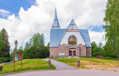 1912 'de mimar Joseph Stenback tarafından tasarlanan eski kilise kirki Raislya, güneşli yaz günlerinde Fin ulusal romantizmi tarzında tasarlanmıştır. Melnikovo, Leningrad bölgesi, Rusya
