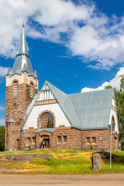 老教堂kirk Raislya由建筑师Joseph Stenback于1912年设计，采用芬兰民族浪漫主义风格，在阳光明媚的夏日里是新艺术运动的北部品种。俄罗斯列宁格勒地区Melnikovo — 图库照片