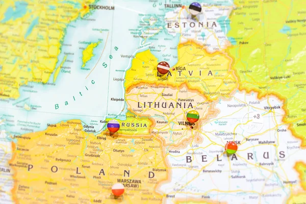 Baltık Devletlerinin coğrafi bir küreye yakından bakıldığında, harita başkent Letonya -Riga, Litvanya - Vilnus, Estonya -Tallin Polonya -Krakow ve Rusya 'nın Kalininingrad bölgesini ve bayraklarını gösteriyor