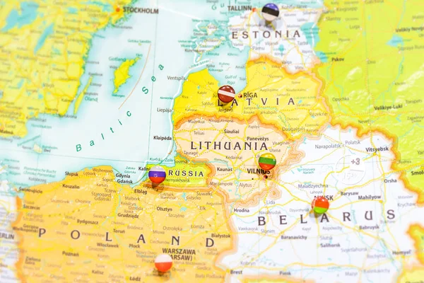 Close-up van Baltische staten op een geografische aardbol, kaart toont hoofdsteden landen Letland -Riga, Litouwen - Vilnus, Estland -Tallin Polen -Krakau en Kaliningrad regio van Rusland en hun vlaggen Rechtenvrije Stockafbeeldingen