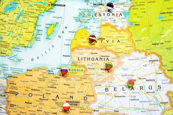 Close-up van Baltische staten op een geografische aardbol, kaart toont hoofdsteden landen Letland -Riga, Litouwen - Vilnus, Estland -Tallin Polen -Krakau en Kaliningrad regio van Rusland en hun vlaggen Stockfoto