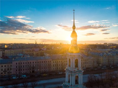 Güneşli bir günde havadan St. Nicholas Deniz Katedrali 'ne. Akşam Tarihi Şehir Merkezi Panoraması. Kryukov ve Griboyedov kanallarının kıyısında bulunan Ortodoks kilisesi. Aziz Petersburg. Rusya