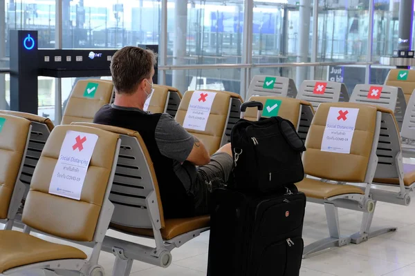 2021 방갈로 공항에서 코로나 바이러스 보호용 마스크를 착용하고 사업가 사람들 — 스톡 사진
