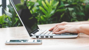 Evde dizüstü bilgisayar kullanan Asyalı bir kadın bilgisayarın klavyesine basan bir kadının yakın çekimi teknoloji ve internet iletişimi dünyası gayrimenkul gelirlerini kontrol etmek için finans uzmanları..