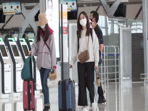 Bangkok Thailand Circa 2021 Airport Mensen Lopen Door Vertrekhal Van — Stockvideo