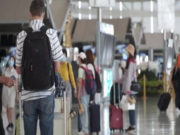 Bangkok Thailand Circa 2021 Flygplats Människor Som Går Genom Avgångshallen — Stockvideo