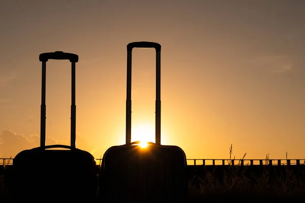Σιλουέτα Ταξιδιωτικές Βαλίτσες Αποσκευές Αποσκευές Στο Sunrise Sunset Φόντο Ταξίδι — Φωτογραφία Αρχείου